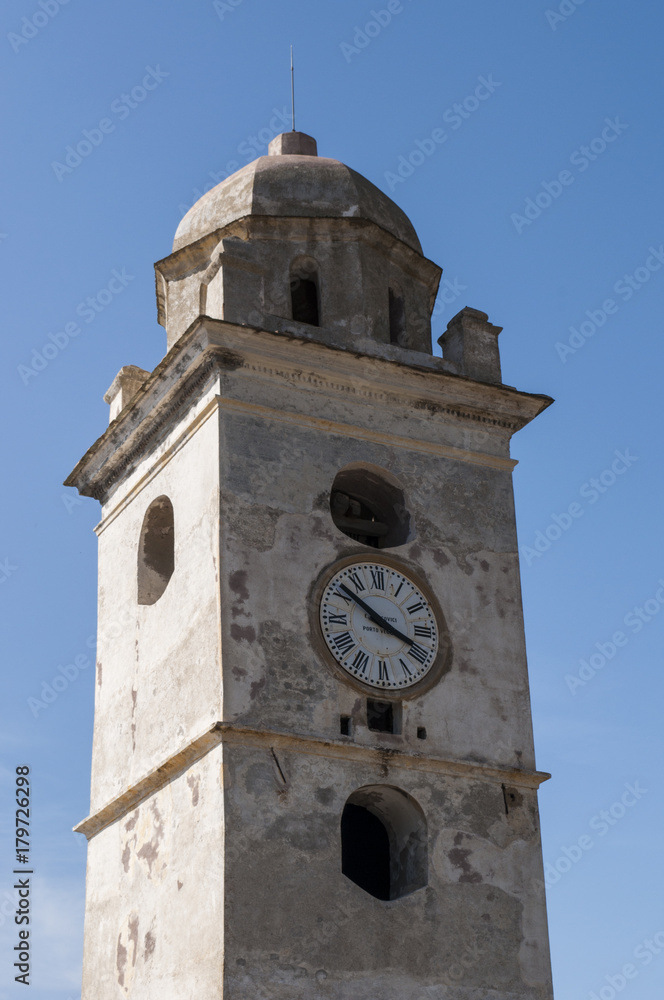 Capo Corso, Corsica, 28/08/2017: il campanile bianco di Canari, un ex faro costruito per segnalare la costa ai marinai nel paese noto come il villaggio dei cento capitani