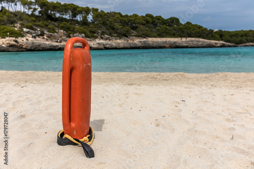 Bouée de sauvetage sur la plage de Cala Mondrago à Santanyi sur l'île de Majorque (Îles Baléares, Espagne)
