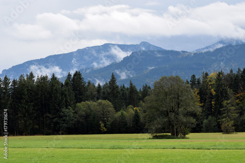 Landschaft im Alpenvorland, Chiemgau bei Siegsdorf und Traunstein, Blick auf den Kienberg und Zinnkopf