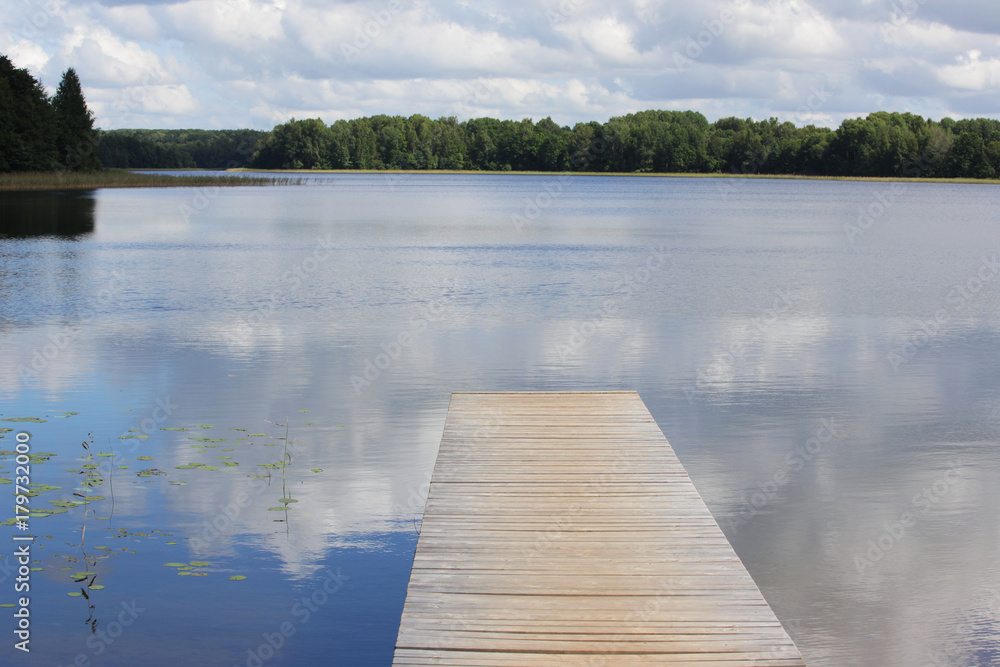 Obraz premium old wooden jetty at a lake