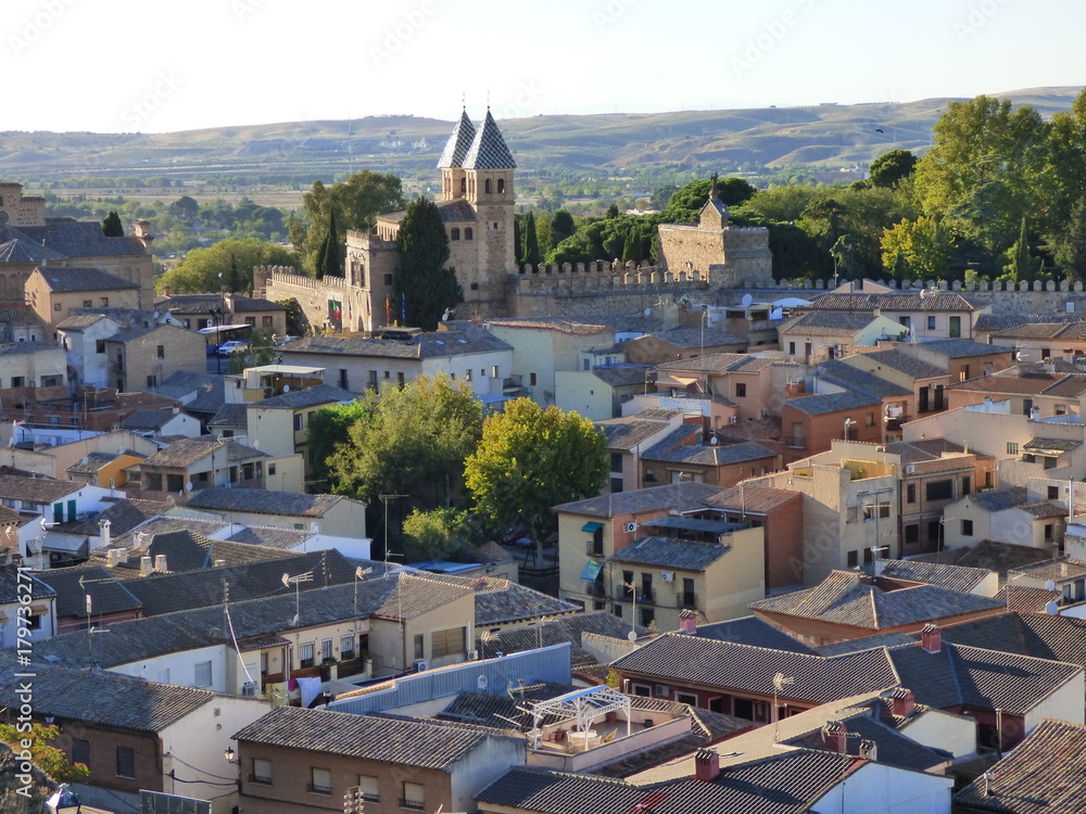 Toledo es una joya que tiene España. Abrazada por el río Tajo, ofrece entre sus murallas una espectacular muestra de la historia del arte español