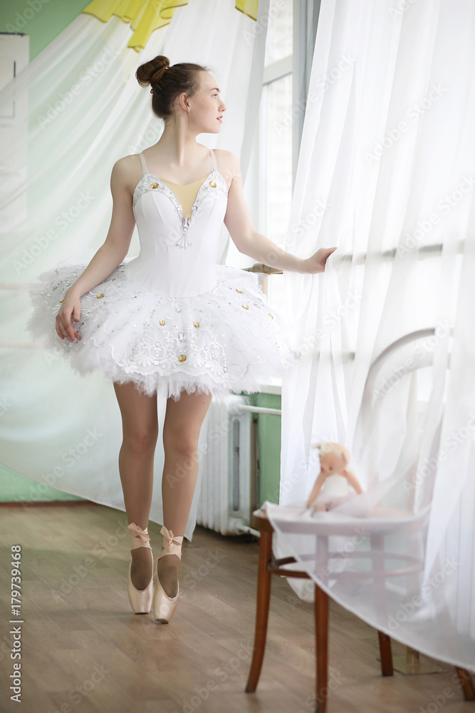 Fototapeta premium Pretty girl ballet dancer practicing