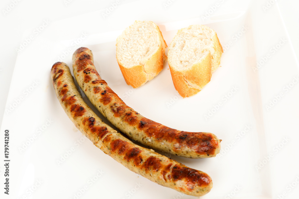 gegrillte Bratwurst mit Brotscheibe gegrillte Bratwurst mit Brotscheibe