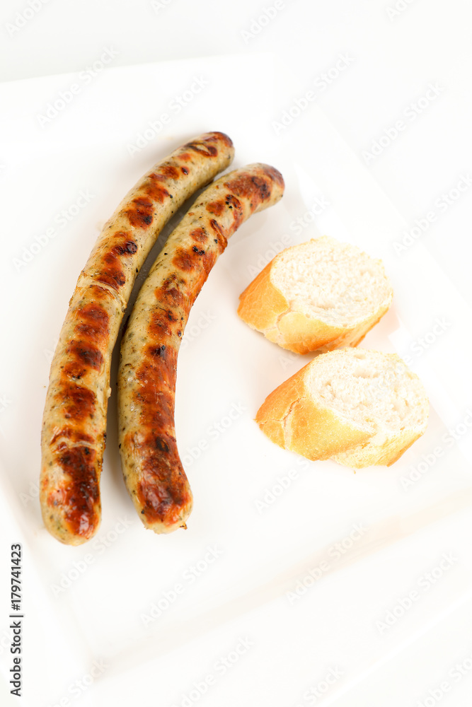 gegrillte Bratwurst mit Brotscheibe gegrillte Bratwurst mit Brotscheibe