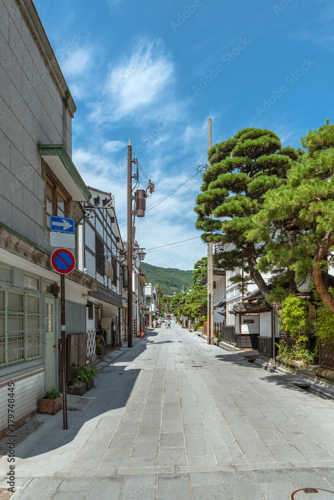 Fototapeta premium 善光寺 釈迦堂通り宿坊街