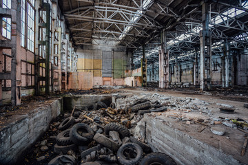 Wandcirkels Oude verlaten gebouwen Oude banden in verlaten fabriekshal  © Mulderphoto