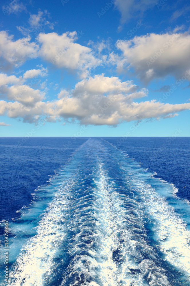 Obraz premium Water wake of cruise liner