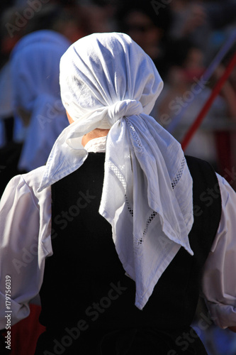 Canvastavla folklore chica con pañuelo  país vasco 7942-f17