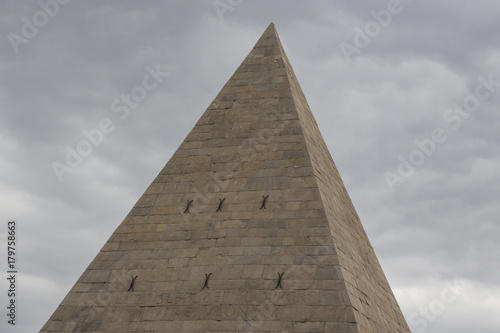 Dettaglio della piramide di Caio Cestio, una piramide di stile egizio che si trova a Roma vicino a Porta San Paolo. Fu completata nel 12 a.C. come tomba per Gaio Cestio Epulone