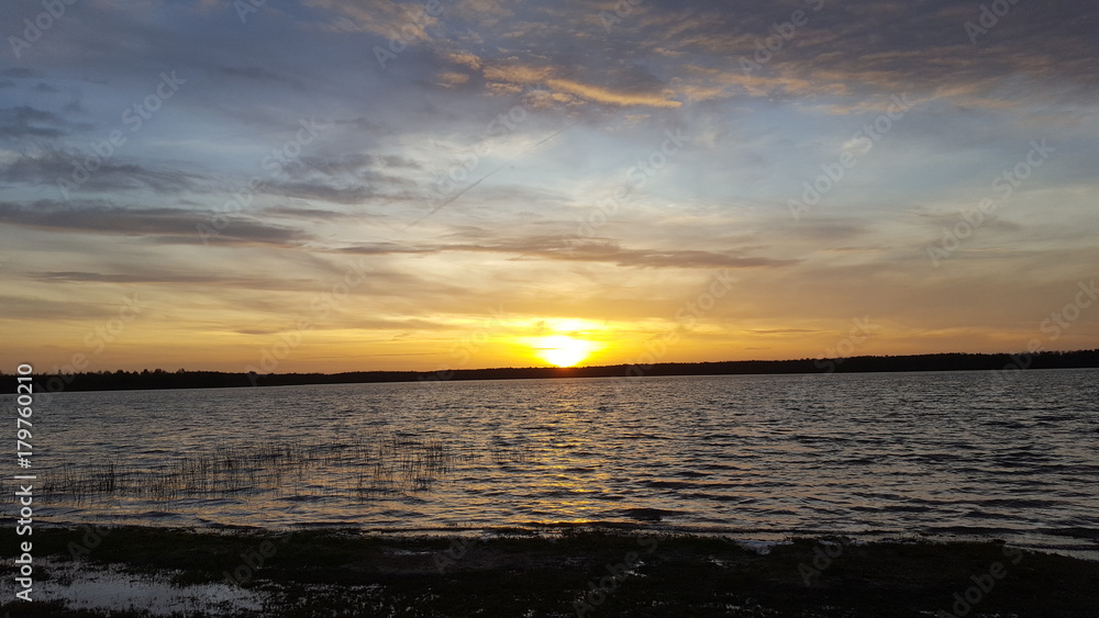 Obraz premium Sunset over the lake