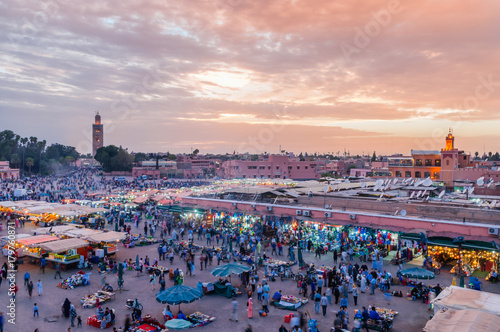 Sonnenuntergang über dem Djemaa el Fna in Marrakesch; Marokko