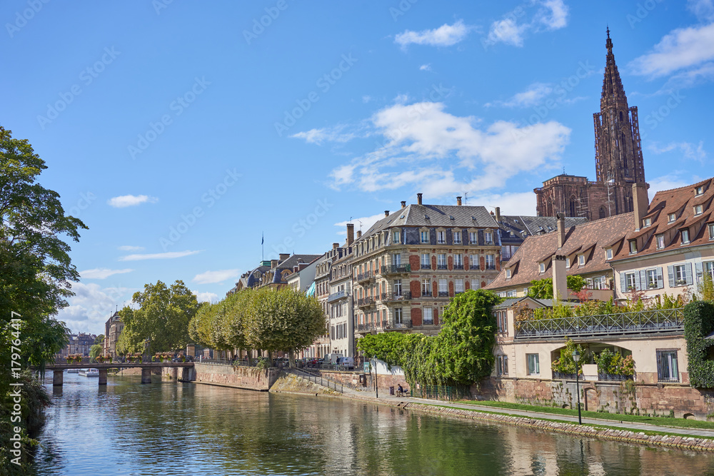 Obraz premium River of Strasbourg in Alsace, France / Traditional colorful houses at river in La Petite France 