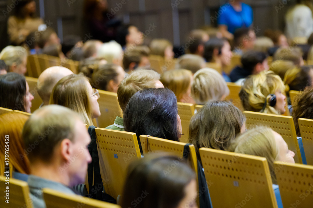 Obraz premium Audience listens to the lecturer at the conference hall