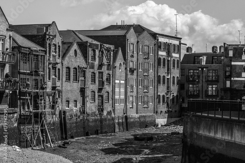 Papier peint black and white photograph of docklands buildings in London