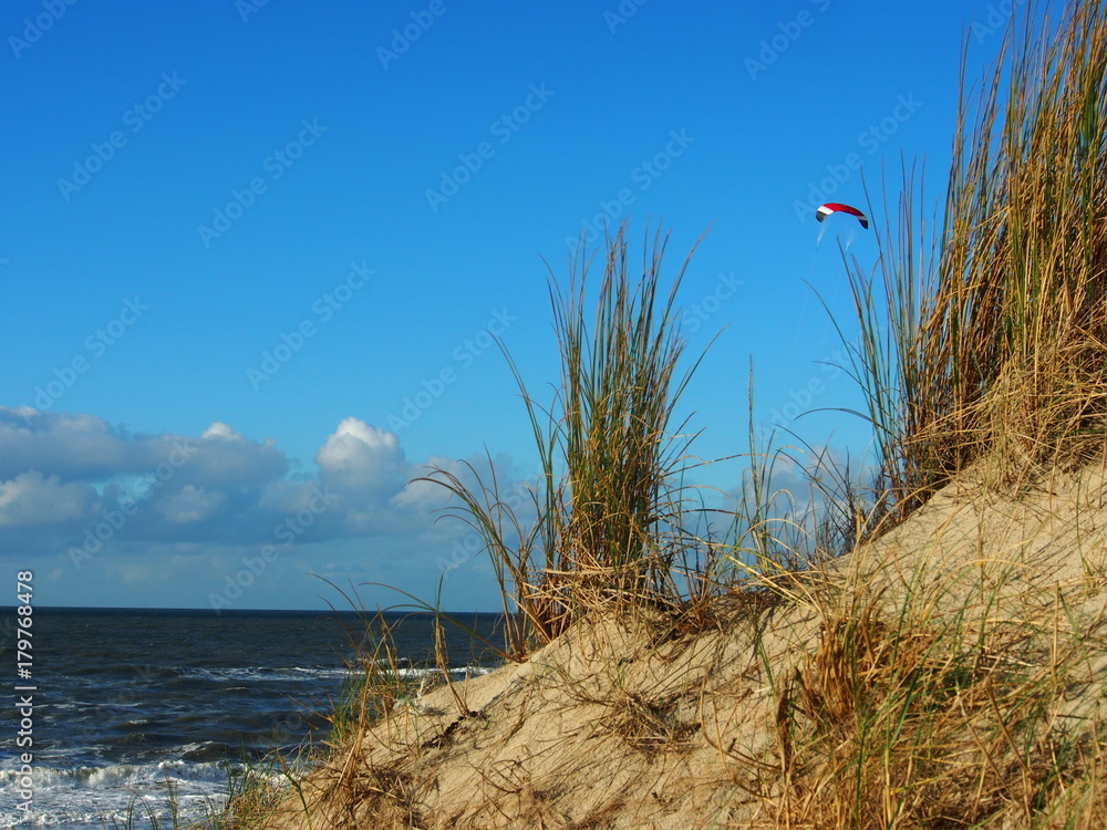 Nordseeküste: Dünen und Strand mit Lenkdrachen