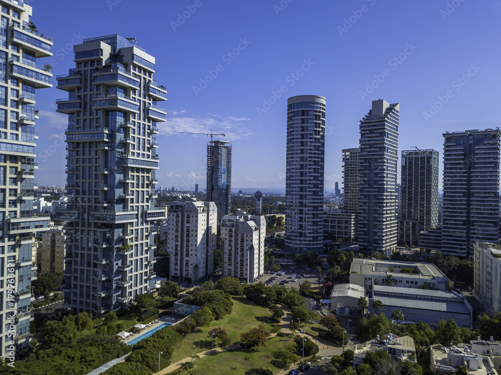Obraz premium Park Tzameret akirov is a newly built residential neighborhood of Tel Aviv israel apartment buildings, surrounded by green space panoramic view Kikar Hamedina
