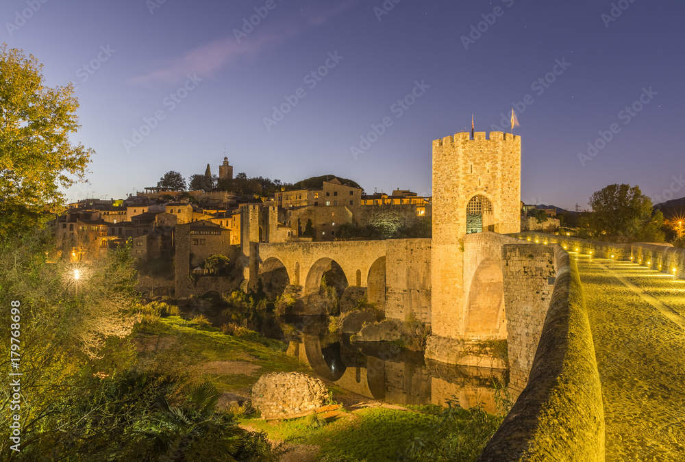 Obraz premium The Medieval Bridge in the ancient town of Besalu