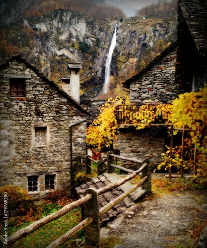 Cascata in montagna in autunno (Foroglio, Svizzera) photo