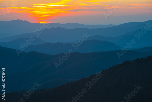 Fotografia Spectacular Sunset in Smoky Mountains with Blue Ridge hills layered to the horiz