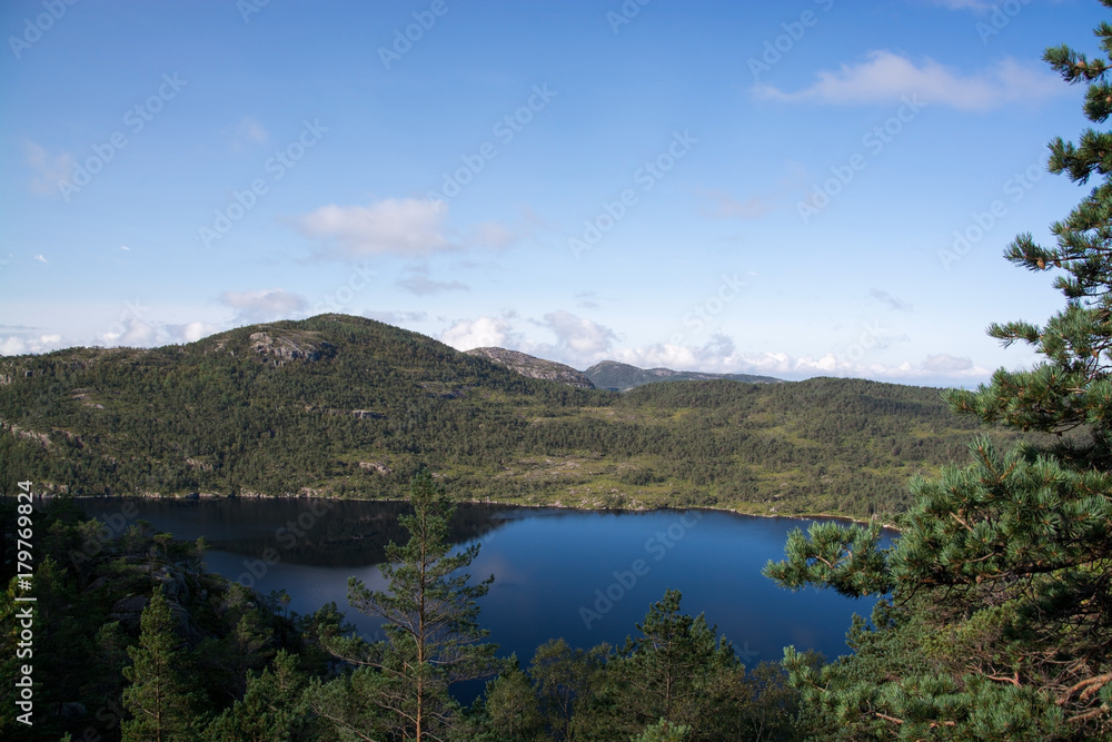 Am Weg zum Preikestolen, Rogaland, Norwegen Am Weg zum Preikestolen, Rogaland, Norwegen