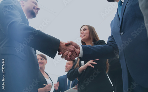 Fotografie businessman shaking hands to seal a deal with his partner