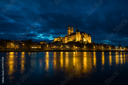 Meißen an der Elbe mit Burg, Dom und Schloss zur blauen Stunde