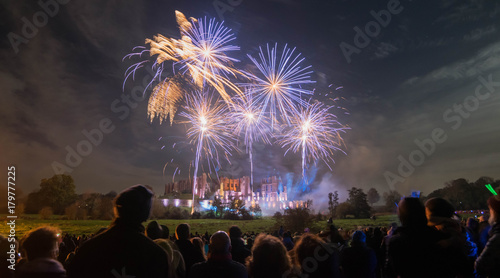 Fotografía People watching Fireworks display at bonfire 4th of November celebration, Kenilworth Castle, united kingdom
