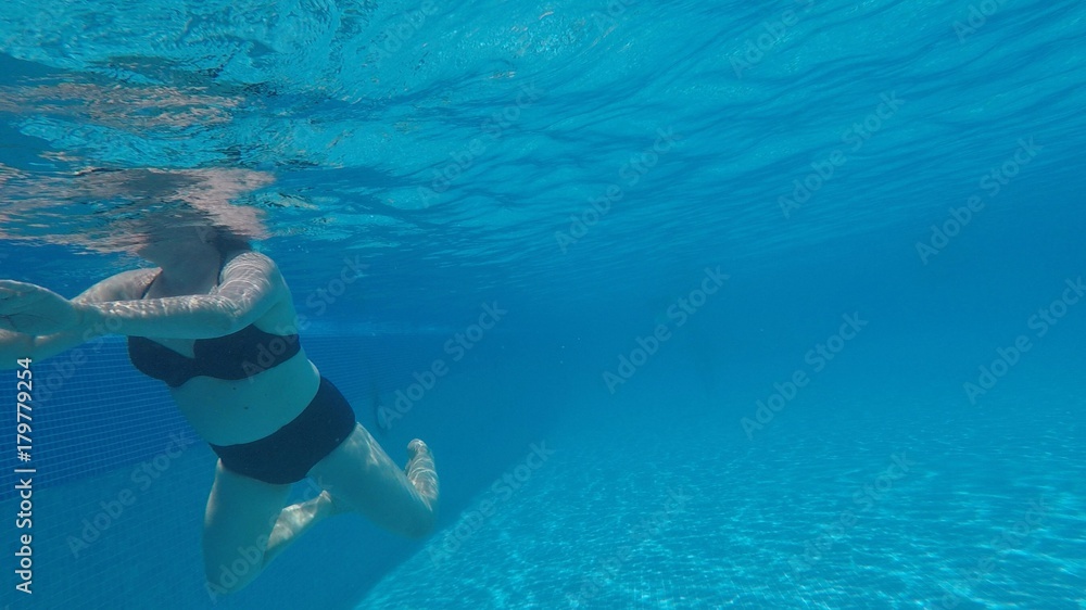 Frau in einem Swimmingpool beim schwimmen