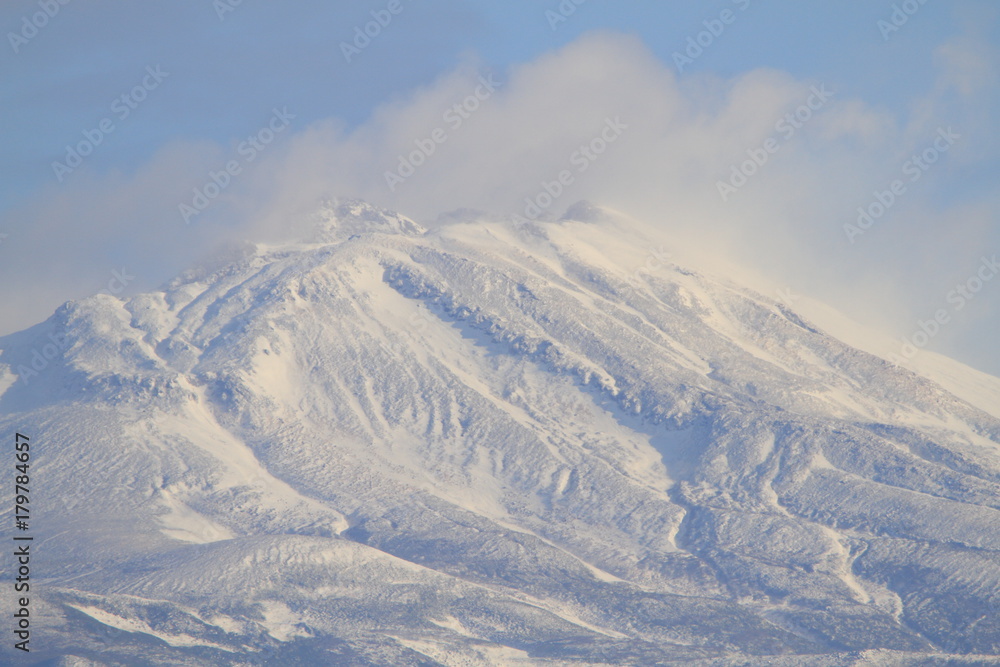 新雪に覆われた鳥海山山頂　Fresh snow and Mt. Chokai peak
