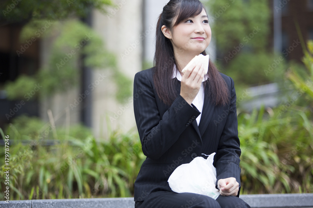 ランチする女性