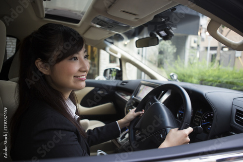 車を運転する女性 © milatas