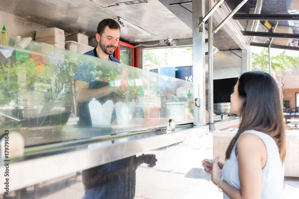 Obraz premium Woman ordering food in a truck