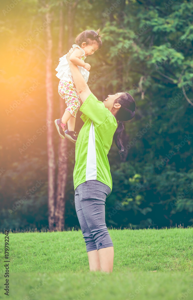 Φωτογραφία Happy asian family, mom and lovely daughter smiling and playing at park