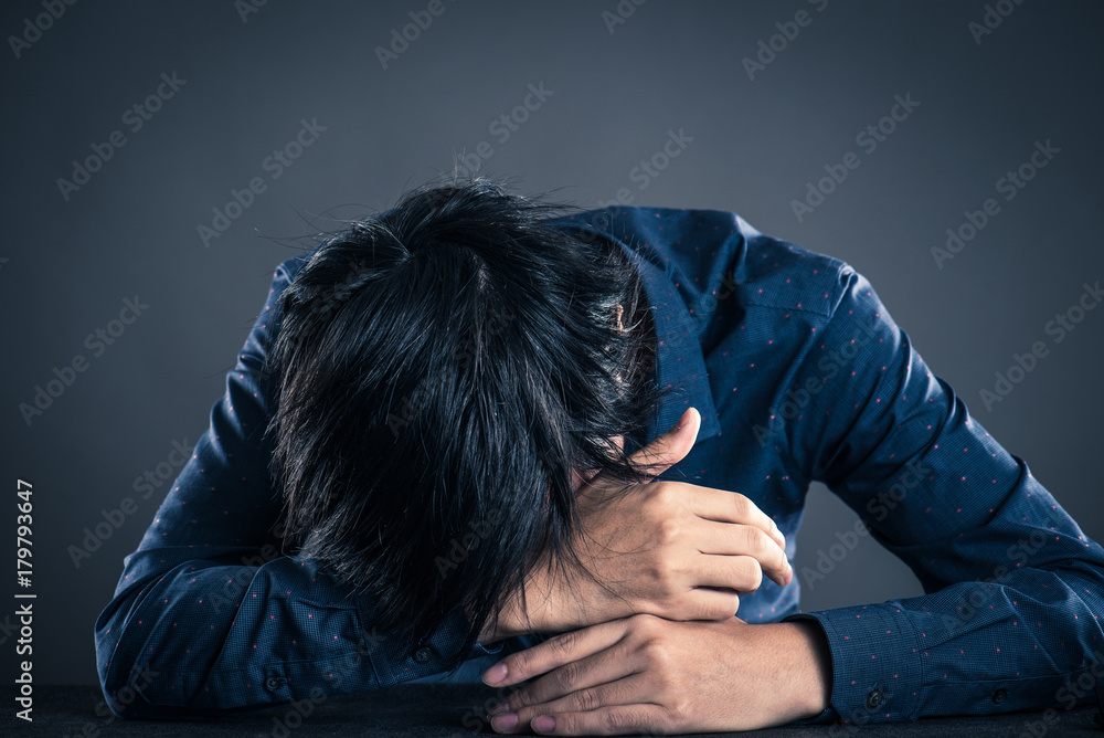 悩んでいる男性 悩んでいる男性