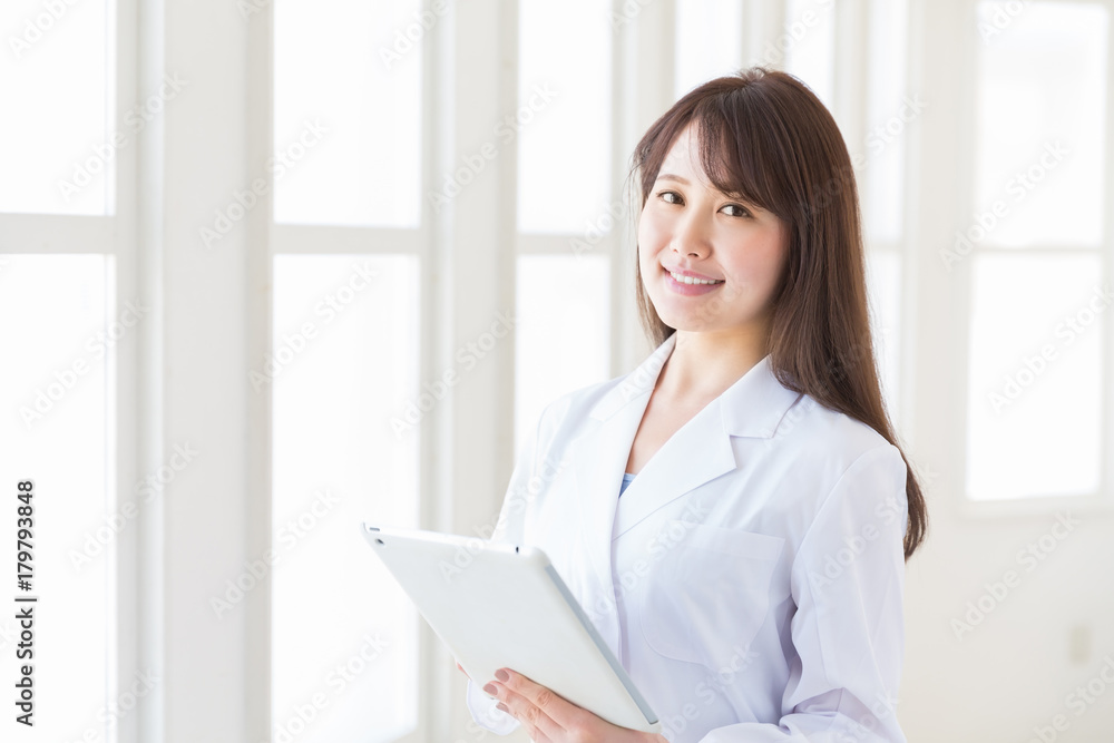白衣の女性 タブレットコンピューター 白衣の女性 タブレットコンピューター