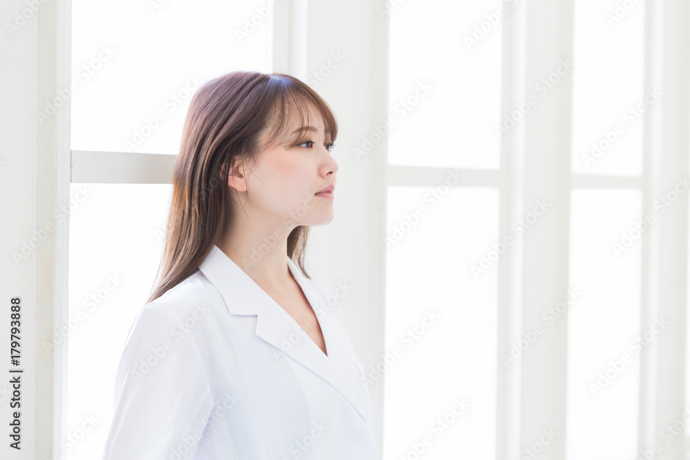 白衣の女性 白衣の女性