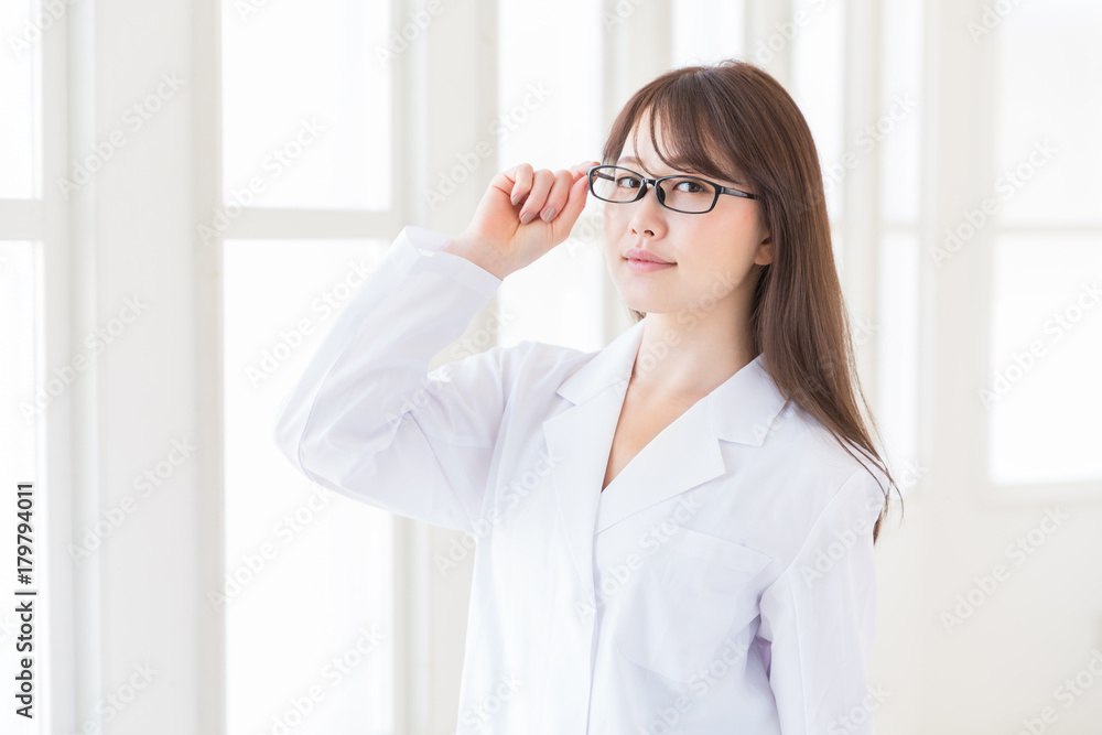 白衣の女性 白衣の女性
