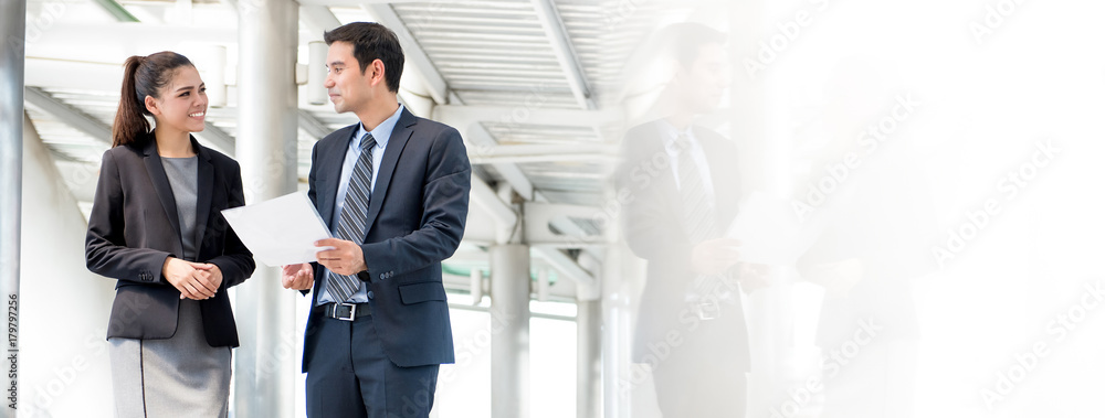 Εκτύπωση καμβά Business man and woman discussing work on the go
