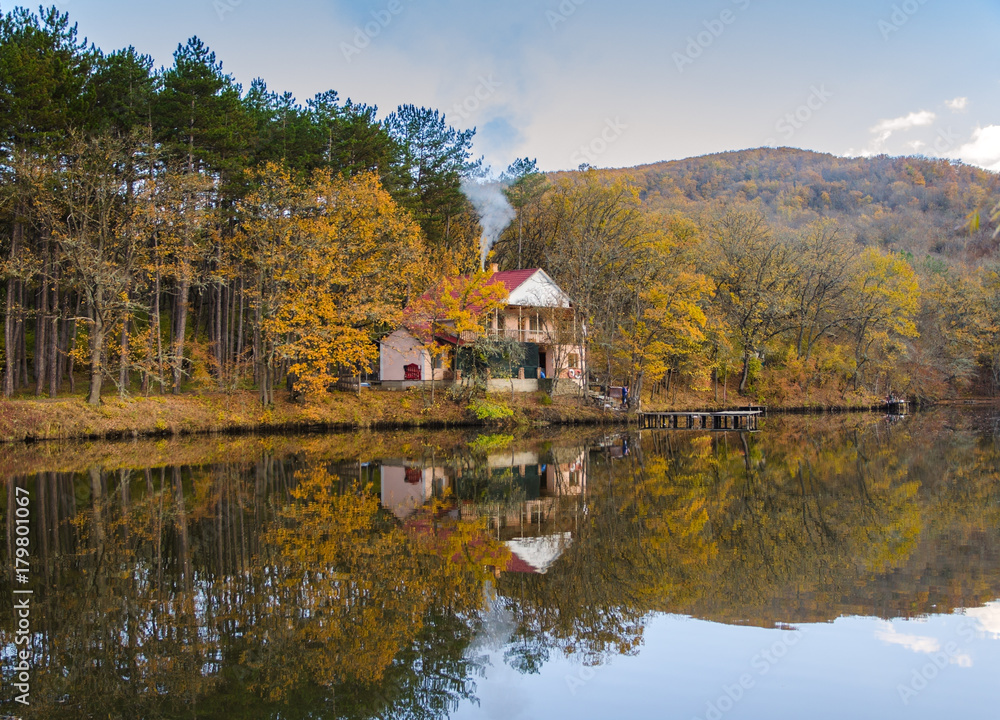 Fototapeta premium Lake with chalet