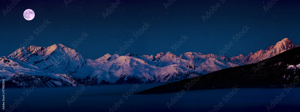 Obraz premium Sceniczny panorama zmierzchu krajobraz Crans-Montana rozciąga się w Szwajcarskich Alps górach z szczytem w tle, Crans Montana, Szwajcaria.