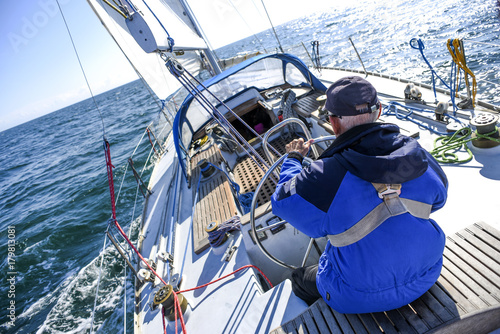 Skagen, Dania, 31 lipca 2017 r .: Samotny żeglarz za sterem na Morzu Północnym
