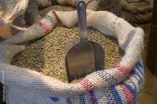 Rohkaffee im Sack mit Schaufel photo