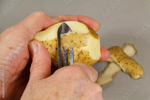 Éplucher une pomme de terre