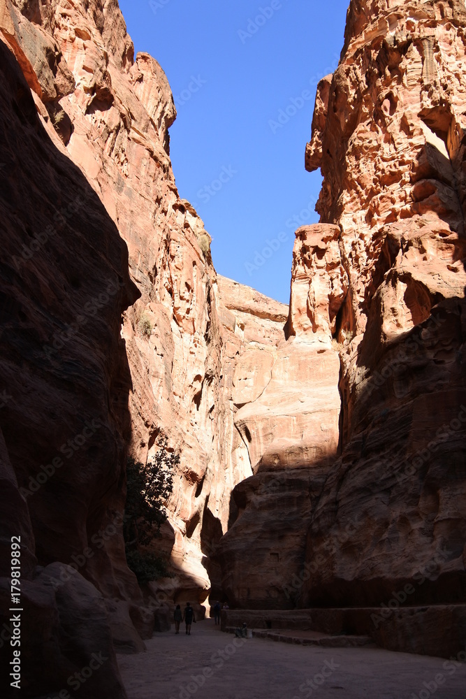 Wanderer in der Schlucht von Petra in Jordanien 