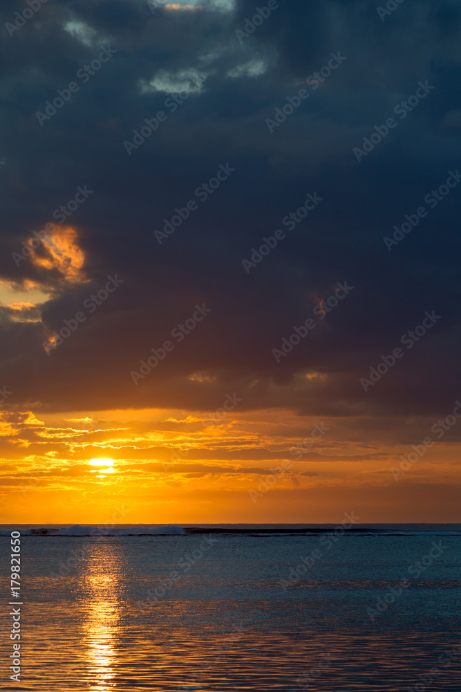 Sonnenuntergang am Strand in Le Morne, Mauritius, Afrika.