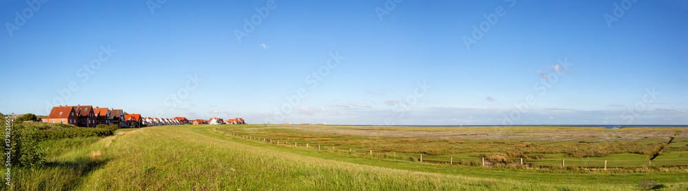 Dorfrand von Juist und Salzwiesen am Wattenmeer auf der ostfriesischen Nordseeinsel Juist in Deutschland, Europa. Dorfrand von Juist und Salzwiesen am Wattenmeer auf der ostfriesischen Nordseeinsel Juist in Deutschland, Europa.
