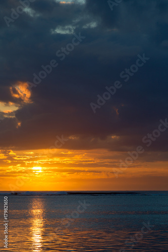 Sonnenuntergang am Strand in Le Morne, Mauritius, Afrika. © DirkR