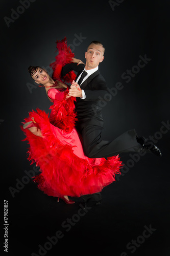 Fotografía ballrom dance couple in a dance pose isolated on black background