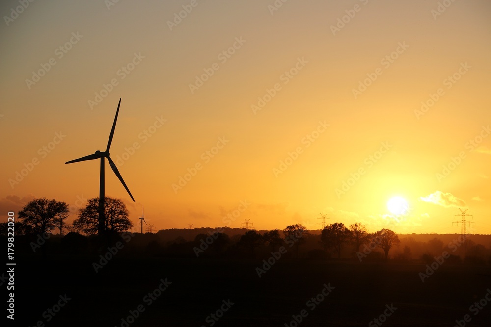 romantischer Sonnenuntergang mit einer Windmühle romantischer Sonnenuntergang mit einer Windmühle