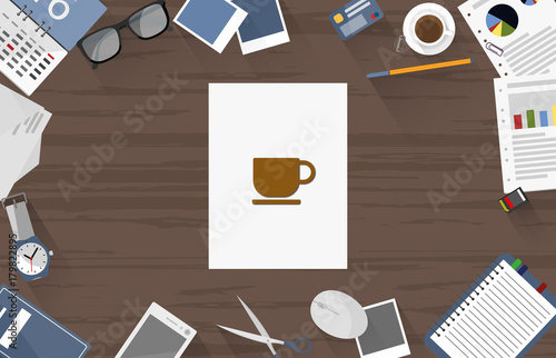Tasse - Dokument auf Schreibtisch